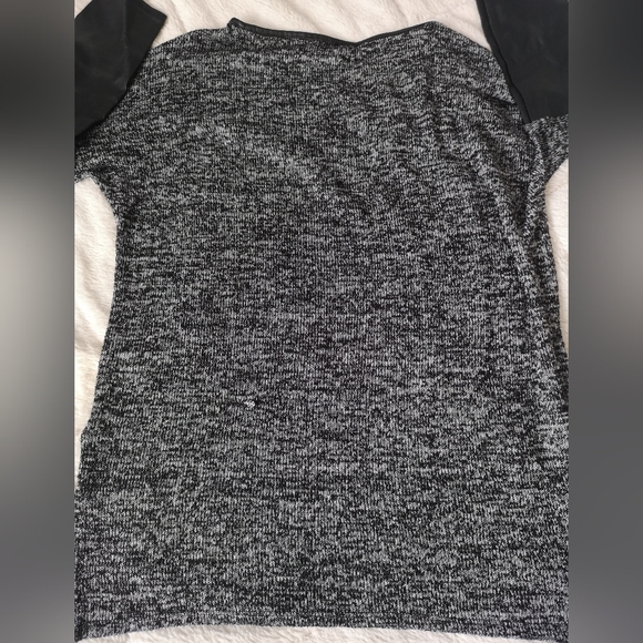 Divided sweater - Picture 9 of 11